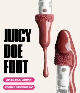 Huda Beauty Faux Filler Lip Gloss juicy doe-foot applicator