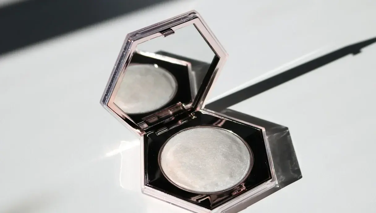 How to Apply Highlighter: The Complete Guide for a Natural Glow (2026)