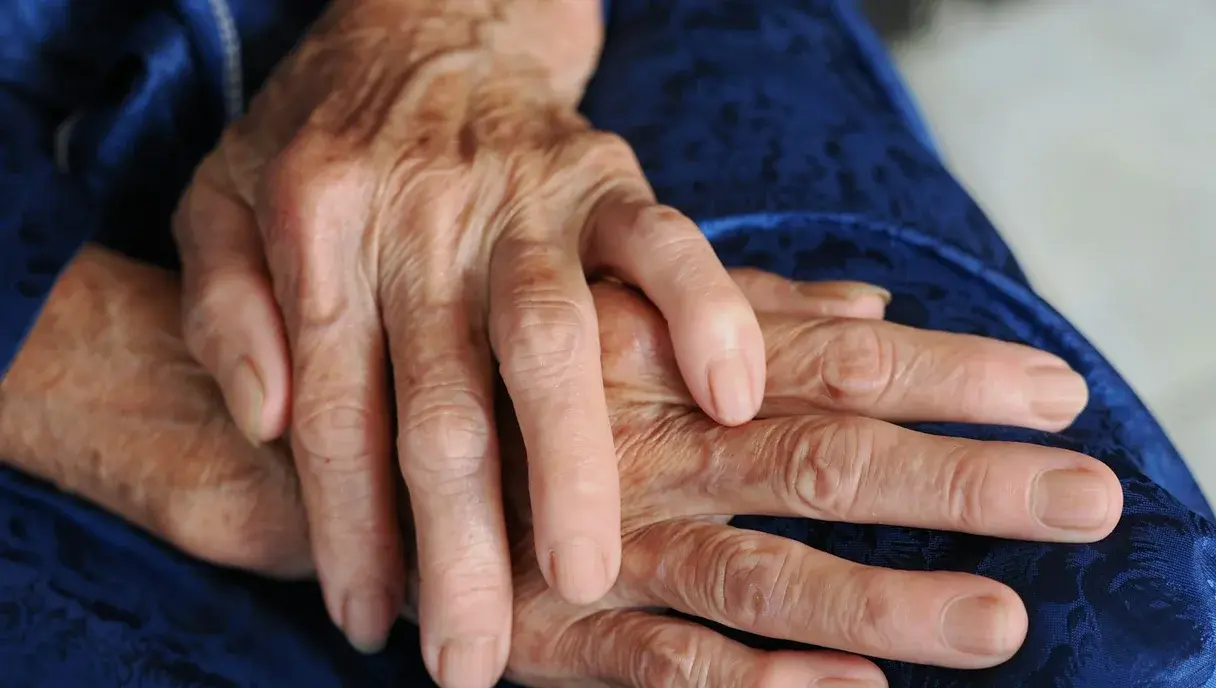 Rheumatoid Arthritis: Early Symptoms & How It Differs From Osteoarthritis (Pakistan 2026)