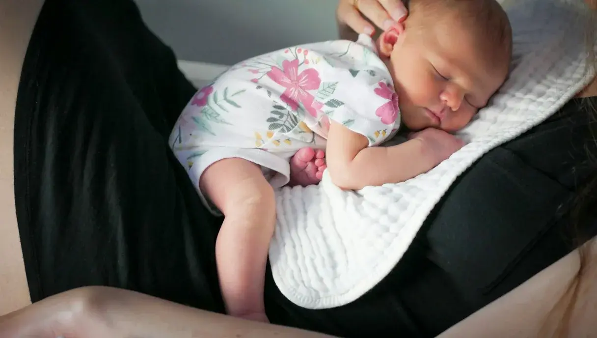 Baby Colic in Pakistan: Causes, Signs & Safe Remedies for Parents (2026)