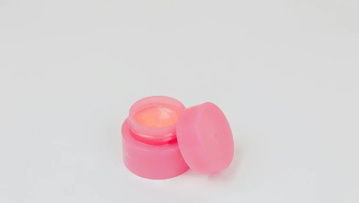 Lip Balm: Benefits, How to Choose & Chapped Lip Fixes (Pakistan 2026)